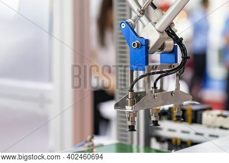 High Technology And Precision Robot Arm And Automatic Vacuum Or Suction Cup For Pick & Place Or Tran