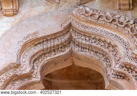 Hampi, Karnataka, India - November 5, 2013: Zanana Enclosure. Lotus Mahal Closeup Of Brown Stone, De