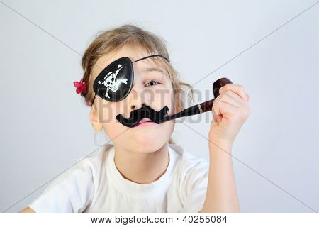 Dziewczynka w bieli z pipeful, fałszywe wąsy i bandażowane w sposób oko jest piratem.