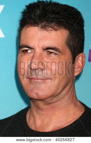 .LOS ANGELES - DEC 17: Simon Cowell na 'X faktor' sezóny finále tiskové konferenci na CBS Televis
