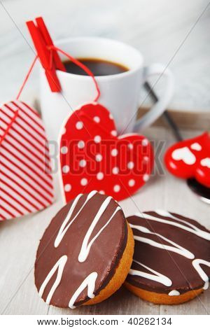 Cupcakes e caffè con cuori rossi