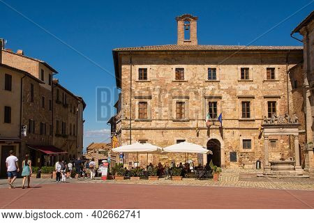 Montepulciano, Italy - September 6th 2020. A Busy Restaurant Outside The Palazzo Nobili-tarugi Palac