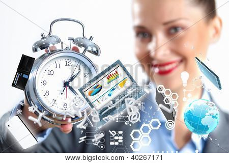 Tempo nell'illustrazione di affari con l'orologio in mani di imprenditrice
