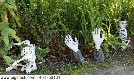 Los Angeles, California, Usa - 29 Oct 2019: Scary Festival Decorations Of A House, Happy Halloween H