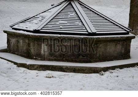 Wooden Roof On The Well, The Fountain Serves To Protect The Cleanliness Of The Tank. A Roof Made Of 
