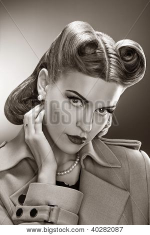 Retro Woman - Black And White Romantic Portrait