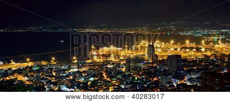 Port de mer dans la nuit