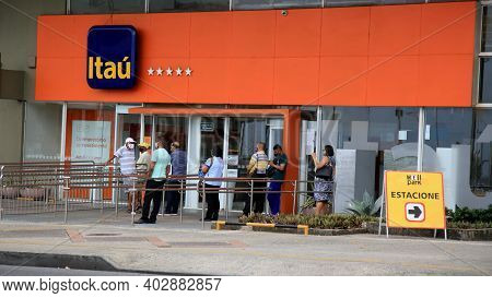 Salvador, Bahia, Brazil - January 11, 2021: People Are Seen At The Banco Itau Branch In The Pituba N