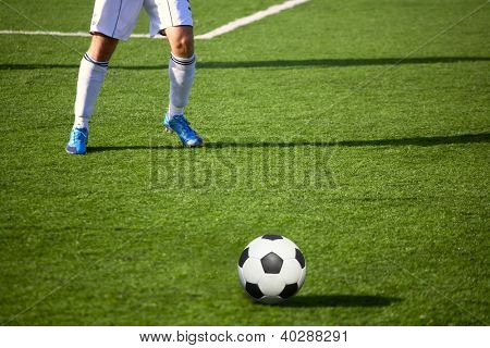 fodboldspiller og bold