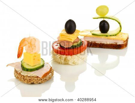 Canapés isolados no branco