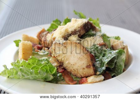 ไก่ซีซ่าร์สลัดในจานสีขาว