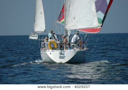 Větru spinakr v Regata poskytuje prohlížeč s pocitem romantické vzrušení.