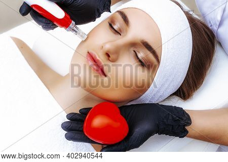 Hardware Mesotherapy For The Face. Dermapen Apparatus Photo. Cosmetology Procedures.