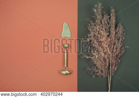 Green Face Jade Roller And Gua Sha Massager Made From Natural Nephritis Stone With Pampas Dry Grass 