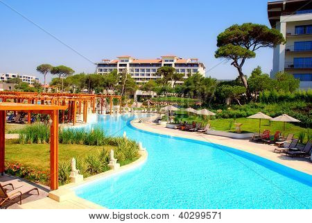 สระว่ายน้ำและโรงแรม