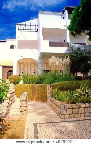 โรงแรมสีขาว เขียว และฟ้า