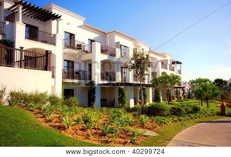 จัดภูมิทัศน์ ด้วยวิลล่าหรูสีขาว