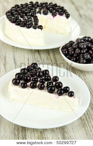 Tvarohový koláč s čerstvým ovocem na bílém štítku na dřevěný stůl closeup