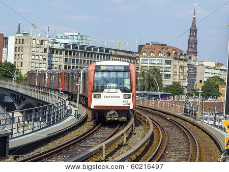 Train Arrives At Baumwall U-bahn Station