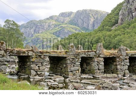 Gyadalen, a bridge in stones.
