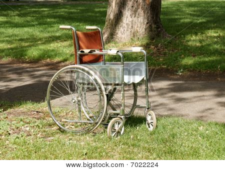 Gamle kørestol i parken