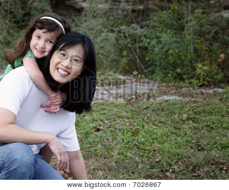 Mutter und Tochter spielen im park