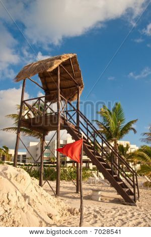 Kırmızı uyarı bayrağı Sandpile ve cankurtaran standı