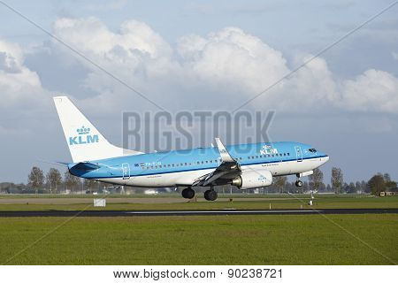 Amsterdam Airport Schiphol - Boeing 737 Of Klm Lands