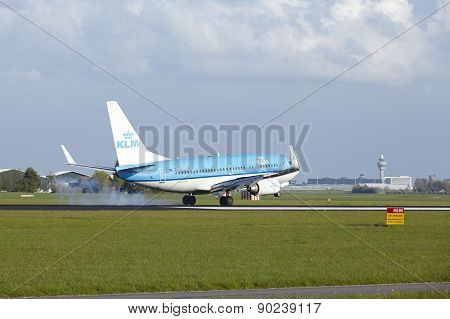 Amsterdam Airport Schiphol - Boeing 737 Of Klm Lands
