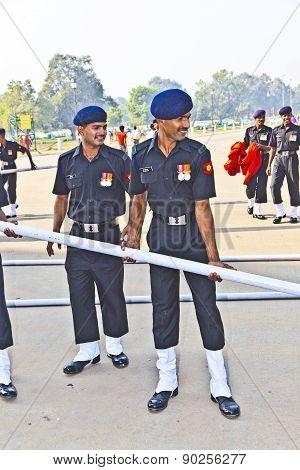 Soldiers Rise The Flag At The India Gate Monumen