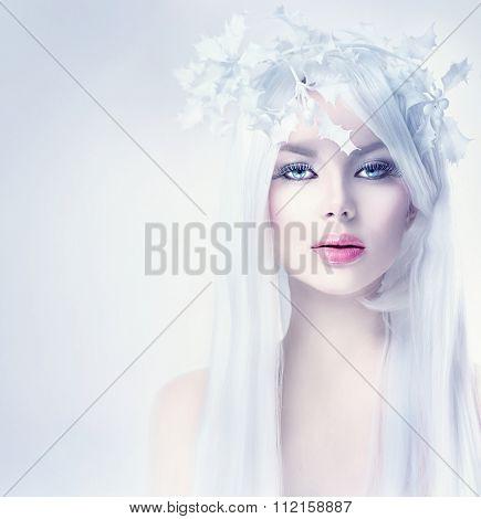 Winter Beauty Woman portrait with long white hair. Beautiful Fashion Model Girl with Snow Hair style and Make up. Holiday Makeup. Winter Queen. Christmas Woman