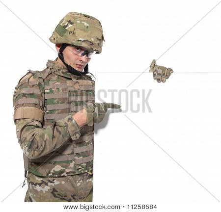 Soldato moderno tenendo un Poster