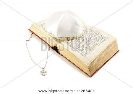 Jødiske ferie Stilleben med Toraen, david Star og Kippah på hvid baggrund