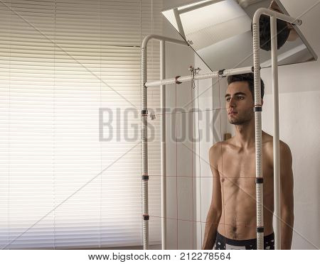 orthopedic physiotherapist check body growth of young athlete