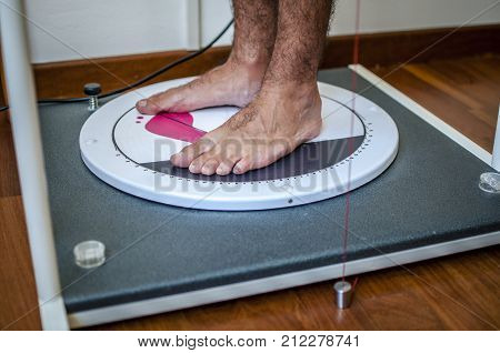 orthopedic physiotherapist check body growth of young athlete