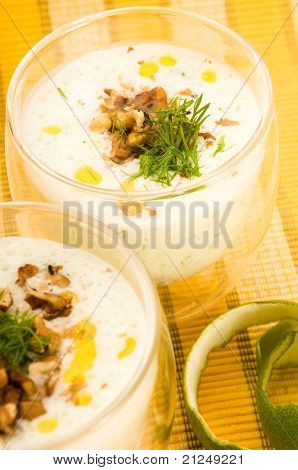 Tarator - soupe froide bulgare traditionnelle de Summer