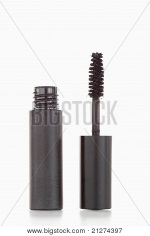 En sort Tube og børste af Mascara