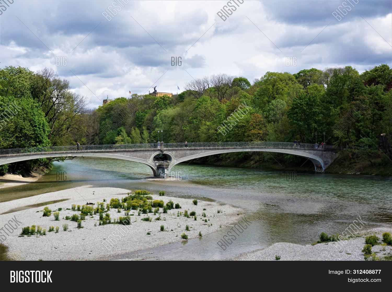 река изар в мюнхене. на этой реке стоит мюнхен. мюнхен). на этой реке стоит мюнхен. мюнхен).