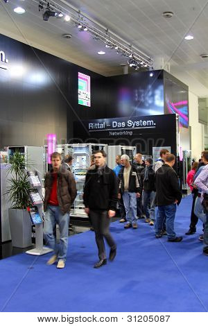 Hannover, Německo - březen 10, 2012: Stojan Rittal v Expo počítač Cebit, Hannover, Německo. C