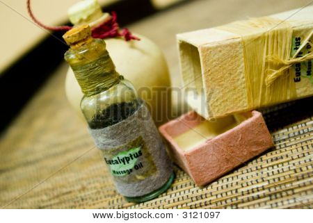 Kleine Flasche mit Massageöl