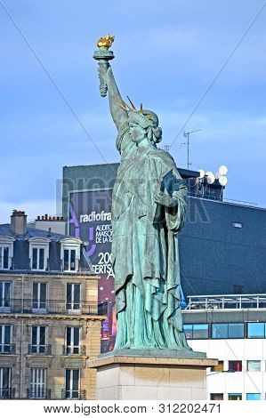 Paris, France - Dec 31, 2017: The Statue Of Liberty Replica On Isle Of The Swans Near Pont De Grenel