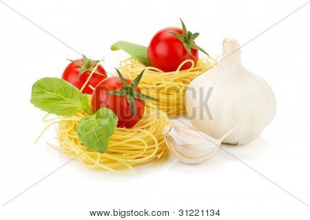 Cherry tomater, basilikum, hvidløg og pasta. Isoleret på hvid baggrund