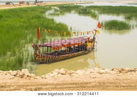 Rahim Yar Khan,punjab,pakistan-june 23,2019:a Long Boat In River Indus Pakistan,a Boat Between Water
