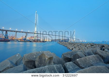 홍콩에서 컨테이너 터미널 및 stonecutter 다리