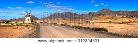 Magnificent idillyc Fuerteventura island with magic deserted lan