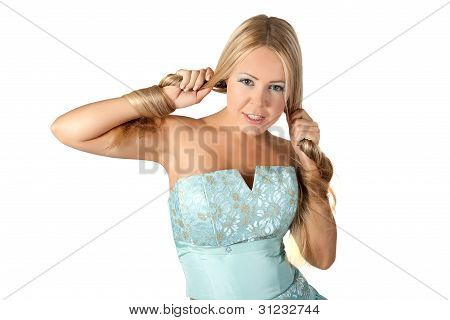Giovane ragazza In abito blu.