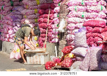 Bangkok, Thailand - November 12th 2015: Wholesale Onion And Garlic Vendor In Pak Khlong Talat Market