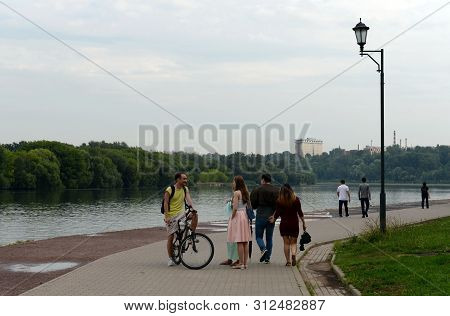 Moscow, Russia - July 14, 2018:people Walk Along The Embankment In The Moscow Estate Kolomenskoye