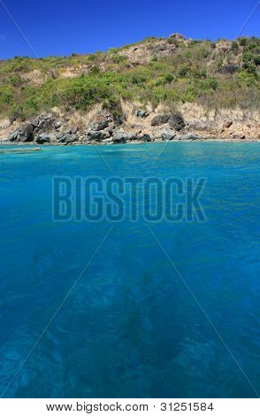 Eau et tropical île des Caraïbes