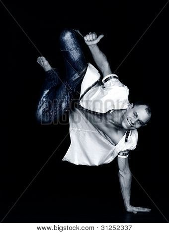 Homem equilibrado sobre a mão